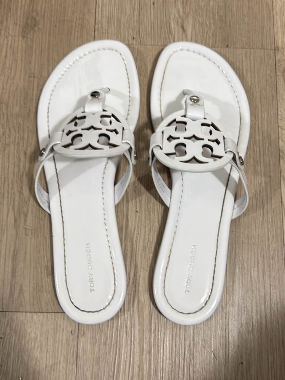 Tory Burch White Miller Logo Thong Sandals - Patent Leather